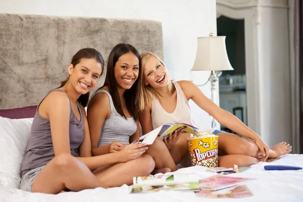 여자들의 밤우린이걸 동안이나 청소년 친구들 집에서 질높은 시간을 보내는 — 스톡 사진