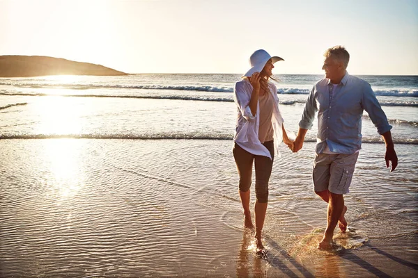 爱情应该永远是你的第一要务 一对成熟的夫妇在海滩上度过一天 — 图库照片