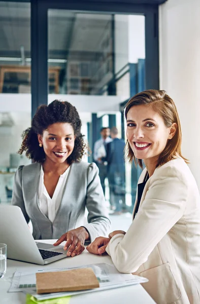 在寻求成功的过程中 你必须发挥积极的作用 两个女商人在一个办公室一起工作的画像 — 图库照片
