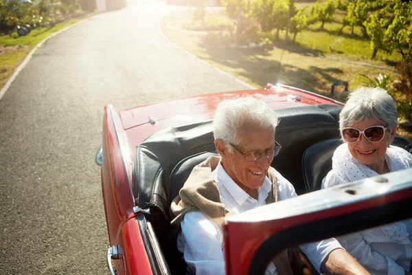 Gör Vad Vill När Vill Ett Seniorpar Bilresa — Stockfoto