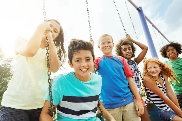 一起玩耍能促进孩子的社会和情感发展 一群小孩在公园玩耍的肖像 — 图库照片