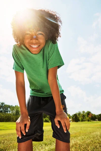 最も幸せな子供時代は外で過ごします 明るい夏の日に外に立つ幸せな少年の肖像画 — ストック写真