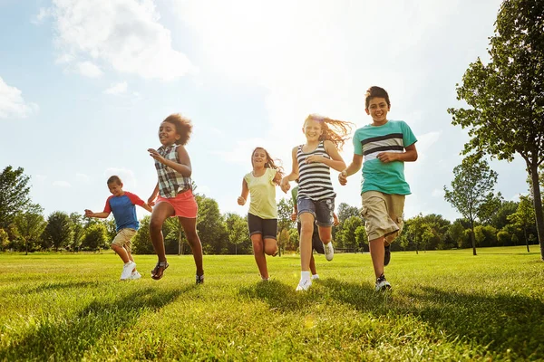 Tornando Dia Diversão Completa Grupo Crianças Diversas Felizes Brincando Juntas — Fotografia de Stock