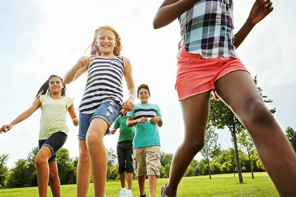 Versenyezzünk Végéig Változatos Boldog Gyerekek Egy Csoportja Játszik Odakint — Stock Fotó