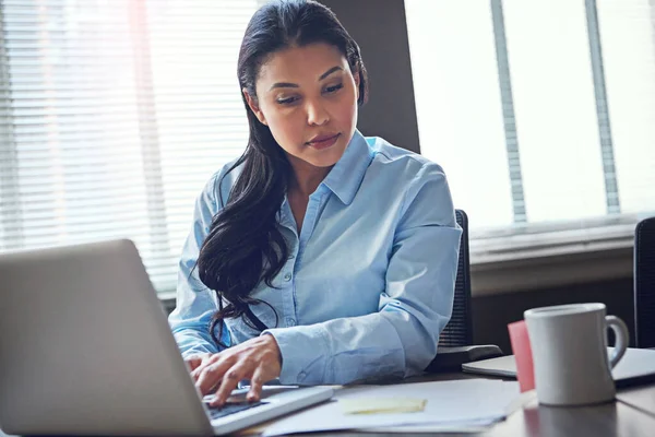 Odpowiednie Narzędzia Ułatwiają Sukces Atrakcyjna Bizneswoman Korzystająca Laptopa Biurze — Zdjęcie stockowe