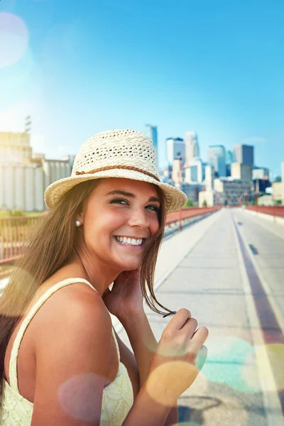 人生を最大限に生きる 夏に街を歩いている笑顔の若い女性が — ストック写真