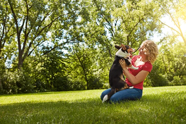 你把我逼疯了在公园里和她的狗亲近的年轻女人 — 图库照片