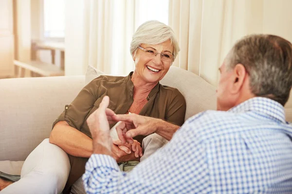 Communicatie Hun Sleutel Tot Geluk Een Bejaardenpaar Thuis — Stockfoto
