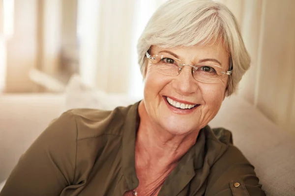 Jubilación Definitivamente Sienta Bien Retrato Recortado Una Mujer Mayor Casa —  Fotos de Stock