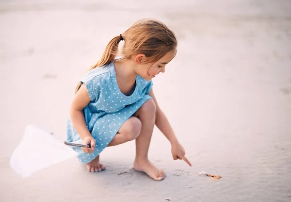 Çocukların Merakı Meraklı Küçük Kız Kumdaki Bir Şeyi Işaret Ediyor — Stok fotoğraf