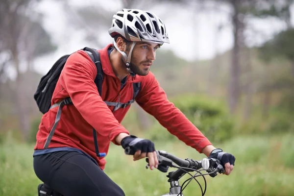 Reiten Für Den Nervenkitzel Ein Junger Männlicher Radfahrer Auf Einem — Stockfoto