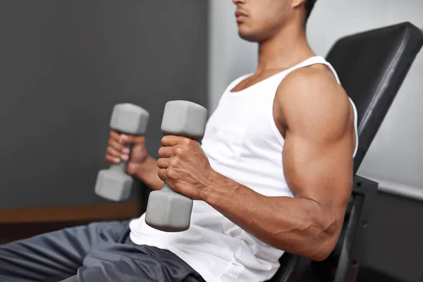 Budujemy Wypukłe Bicepsy Widok Boku Muskularny Mężczyzna Podnoszący Hantle — Zdjęcie stockowe