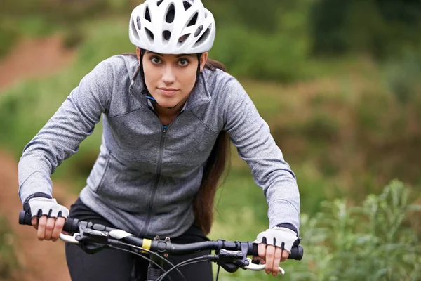 Bitiş Çizgisine Odaklanmış Dışarıda Bisiklet Süren Çekici Bir Genç Kadın — Stok fotoğraf