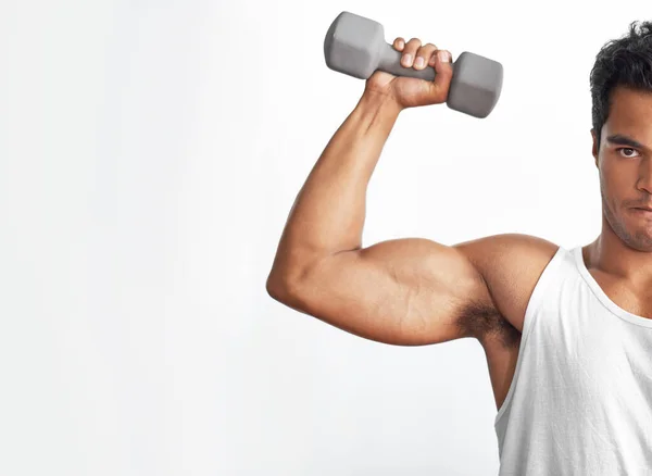Fokusera Kondition Träningsbild Muskulös Ung Man Lyfta Hantel — Stockfoto