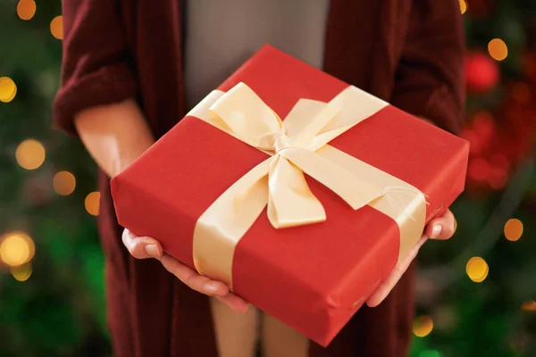 Das Perfekte Geschenk Machen Eine Person Mit Einem Weihnachtsgeschenk — Stockfoto
