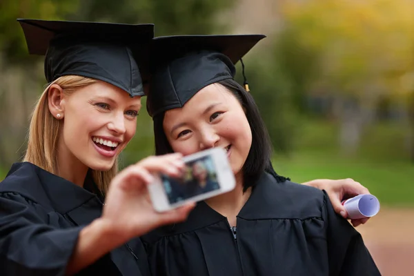 Den Aufbruch Neuen Anfängen Festhalten Zwei Hochschulabsolventen Machen Ein Selfie — Stockfoto