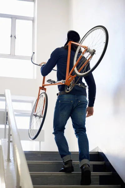 Fazer Exercício Caminho Trabalho Jovem Moda Carregando Sua Bicicleta Até — Fotografia de Stock