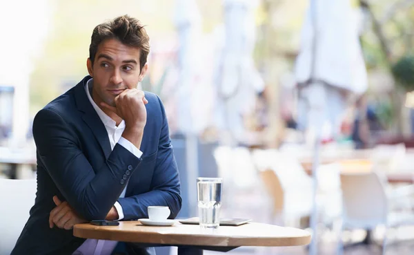 Ждет Приезда Друга Молодого Бизнесмена Сидящего Кафе Открытом Воздухе — стоковое фото