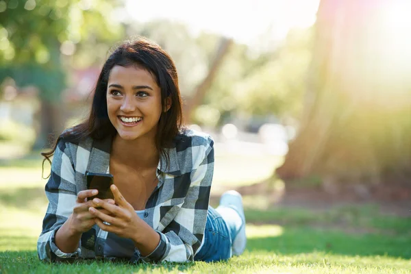 Social Media Park Young Woman Sending Text Message While Enjoying — Stock Fotó