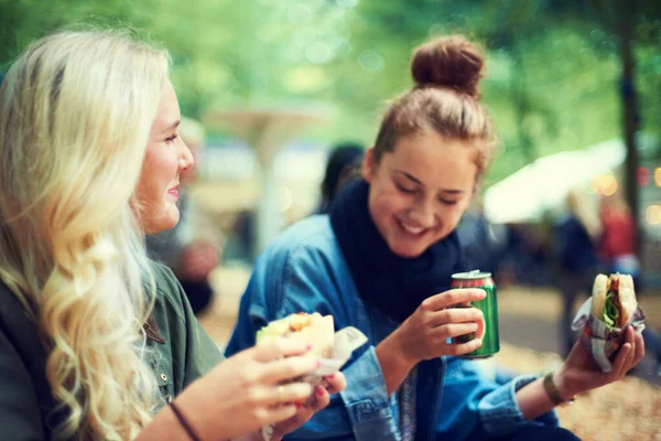 Czas Coś Picia Dwie Młode Kobiety Pijące Jedzące Przekąski Festiwalu — Zdjęcie stockowe