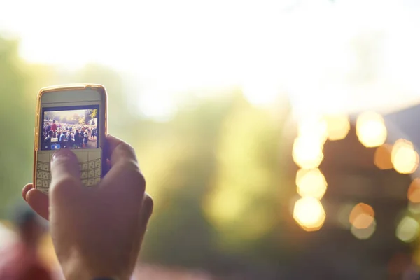 Capturar Cena Uma Pessoa Tirando Uma Foto Com Seu Telefone — Fotografia de Stock