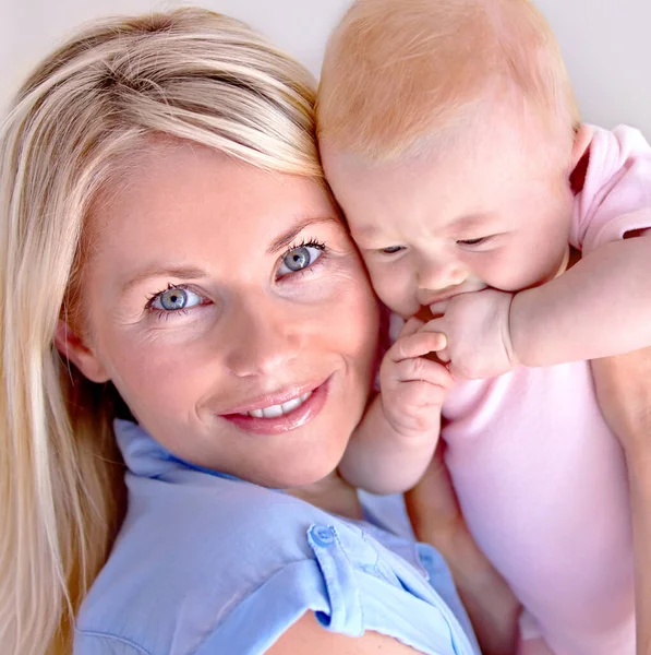 Graag Bij Haar Baby Jong Moeder Glimlachen Terwijl Het Houden — Stockfoto