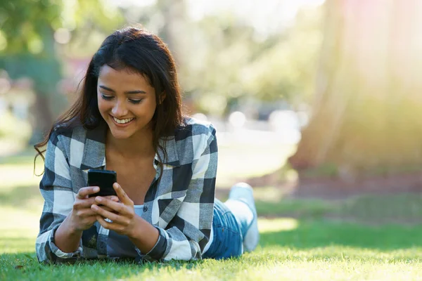 Социальные Сети Парке Молодая Женщина Отправляет Текстовое Сообщение Наслаждаясь Днем — стоковое фото