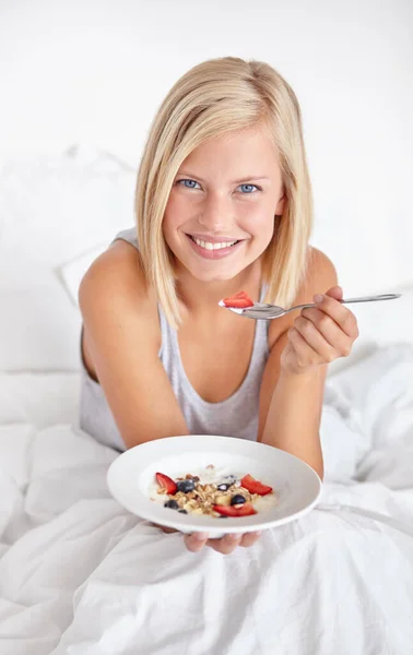すぐに出発しなさい 魅力的な若い女性食べる彼女の朝食でベッド — ストック写真