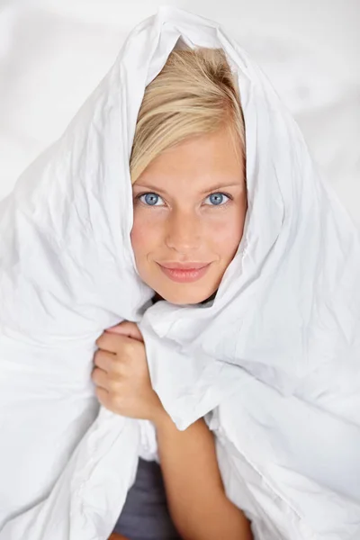 Ярче Утро Привлекательная Молодая Женщина Высунула Голову Одеяла Улыбнулась Камеру — стоковое фото