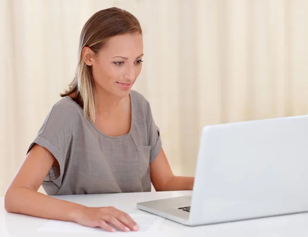 Passar Dia Online Uma Jovem Mulher Casual Trabalhando Seu Laptop — Fotografia de Stock