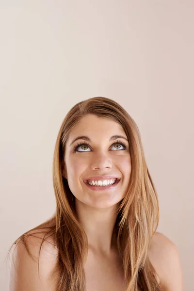 What Seeing Studio Shot Smiling Bare Shouldered Model Looking Copyspace — Stock Photo, Image