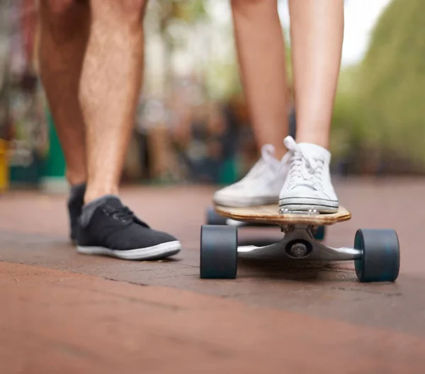 Jen Skateboardové Základy Pas Dolů Záběr Dvou Lidí Stojící Skateboardem — Stock fotografie