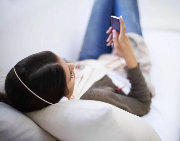 Enjoying Some Tunes Young Woman Listening Her Mp3 Player While — Stock Photo, Image