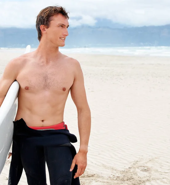 Surfar Modo Vida Jovem Surfista Preparando Para Surfar Dia Quente — Fotografia de Stock