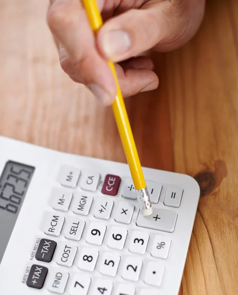 Resolviendo Sus Ganancias Hombre Negocios Usando Una Calculadora Mesa Trabajo —  Fotos de Stock