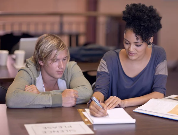 Een Helpende Hand Twee Studenten Die Samenwerken Notities Schrijven — Stockfoto
