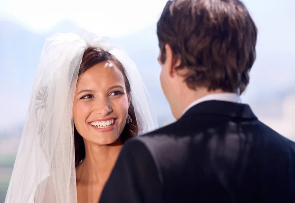 Zachte Momenten Hun Speciale Dag Een Bruid Bruidegom Hun Trouwdag — Stockfoto