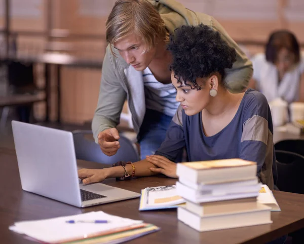 Studienfreunde Zwei Studenten Recherchieren Gemeinsam Laptop Ihre Aufgaben — Stockfoto