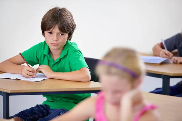 勤勉な若い学習者 学校の子供たちがテストを書く教室 — ストック写真