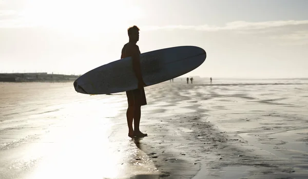 Esperando Que Entre Marea Joven Surfista Guapo Playa Anhelando Una —  Fotos de Stock