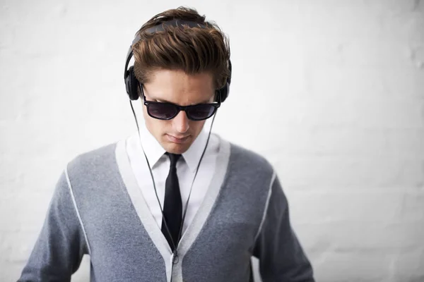 Focado Som Relaxante Jovem Moda Ouvindo Música Seus Fones Ouvido — Fotografia de Stock