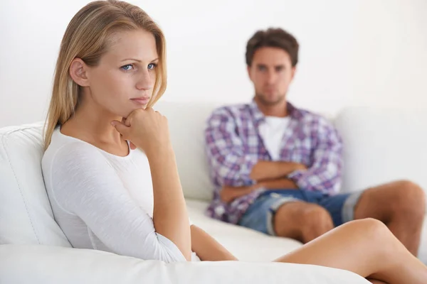 Relationship Breakdown Upset Woman Sitting Couch Ignoring Her Boyfriend Sitting — Stock Photo, Image