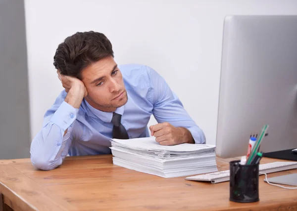 Frustracja Pracą Znudzony Pracownik Biurowy Siedzący Przy Komputerze — Zdjęcie stockowe