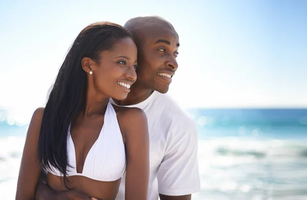 期待着共同的未来 一对年轻的非洲裔美国夫妇一边看着远方一边在海滩上享受着一天的时光 — 图库照片