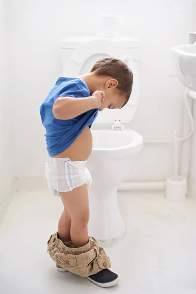 Koca Adam Pantolonu Alabilir Miyim Tuvalet Eğitimi Alan Genç Bir — Stok fotoğraf