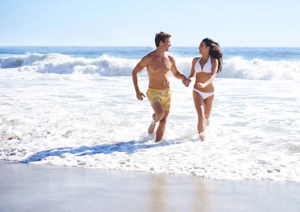 Нам Кажется Единственные Люди Мире Счастливая Пара Бежит Пляжу Рука — стоковое фото