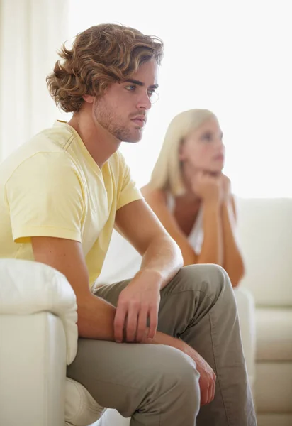 Ångrar Vad Han Ett Ungt Par Som Reflekterar Över Oenighet — Stockfoto