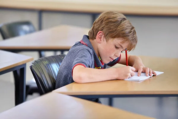 谁曾经喜欢一个测试 一个在教室里写试卷的小男孩 — 图库照片