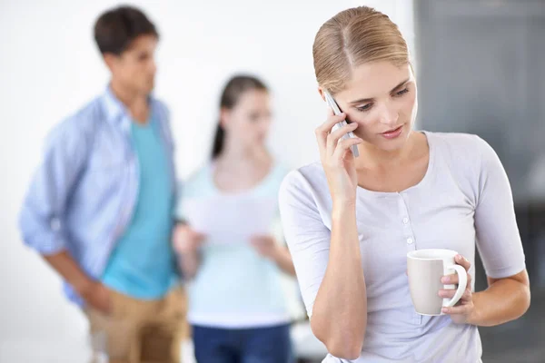 Falar Com Clientes Uma Jovem Linda Conversando Telefone Com Seus — Fotografia de Stock
