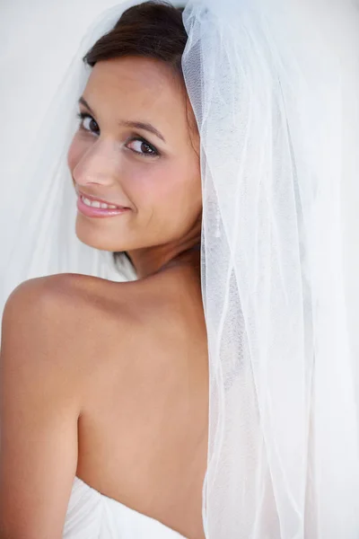 Svítí Její Výjimečný Den Krásná Nevěsta Dívá Přes Rameno — Stock fotografie